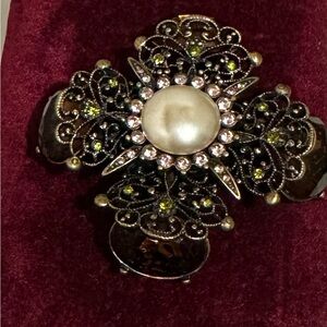 Vintage signed hobe’brooch